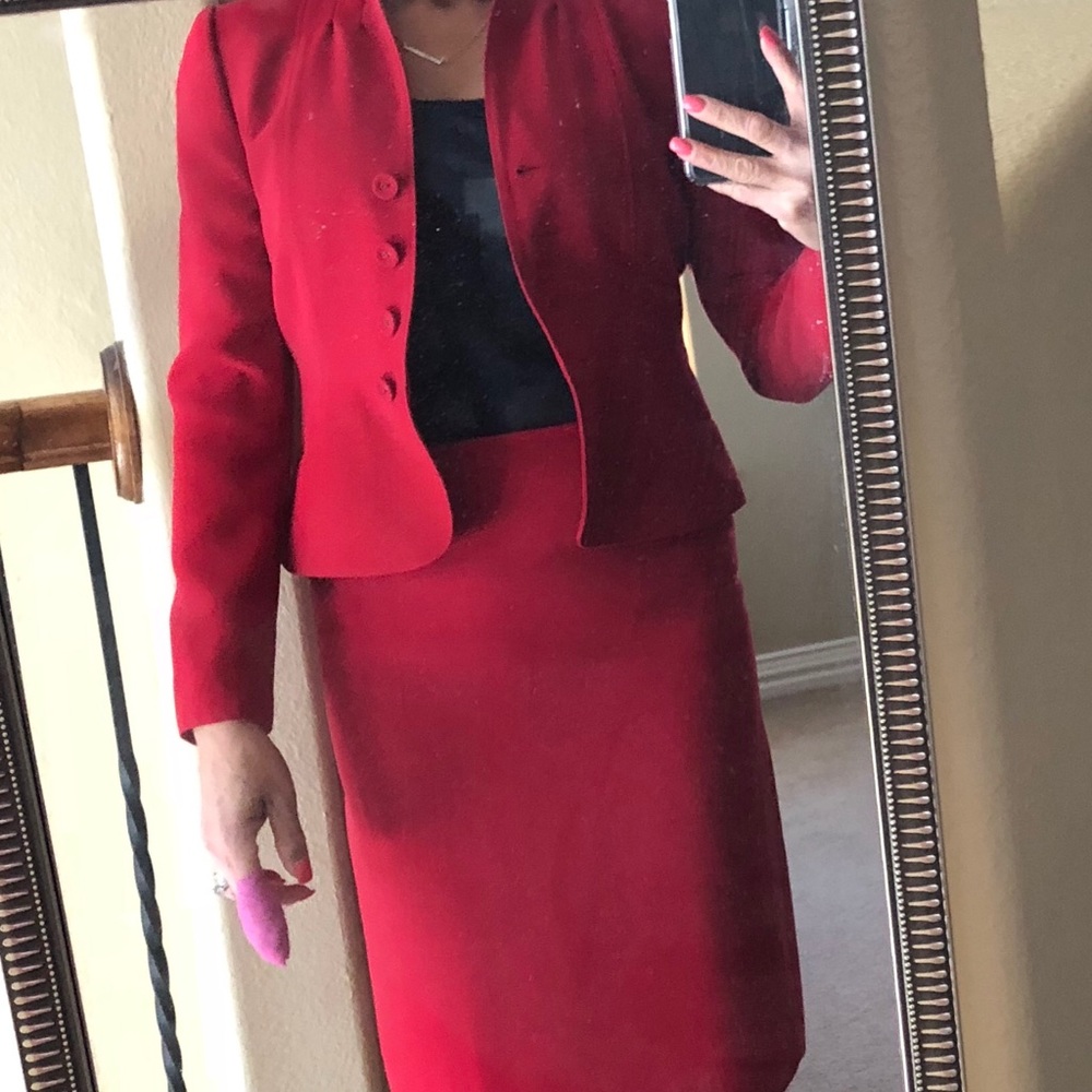 Suit / Skirt Tahari